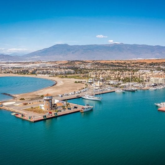Lo llaman el pequeño Mónaco: así es el pueblo andaluz que ha conquistado a los británicos