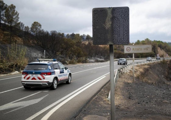 Una señal quemada en una zona afectada por el incendio.
