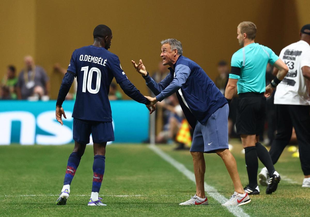 Luis Enrique gives instructions to Dembélé.