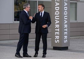 Emmanuel Macron y Keir Starmer se estrechan la mano al término de una reunión este jueves.