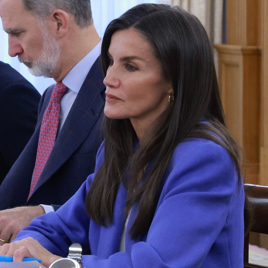 La reina Letizia tiene el look de trabajo perfecto en la reunión con la Fundación Princesa de Girona: recupera su traje de El Corte Inglés más favorecedor