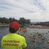 Un socorrrista vigila a un grupo de bañistas en el río Sena, en París.