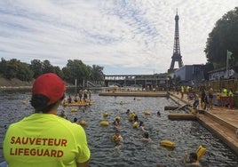 Un socorrrista vigila a un grupo de bañistas en el río Sena, en París.