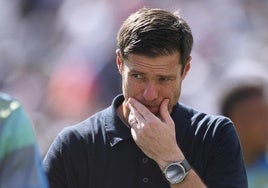 Xabi Alonso, pensativo tras la derrota del Real Madrid ante el PSG en semifinales del Mundial de Clubes.