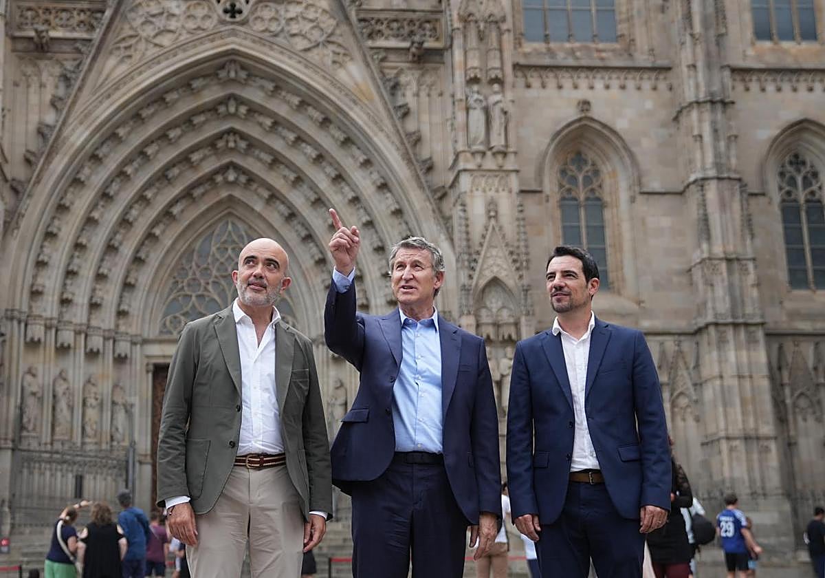 El presidente del Partido Popular, Alberto Núñez Feijóo (c), el presidente del PP de Barcelona, y diputado del parlament, Manuel Reyes (d), y el concejal del PP en el Ayuntamiento de Barcelona, Daniel Sirera (i)
