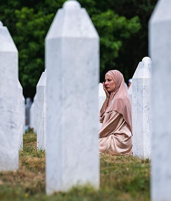 Imagen secundaria 2 - Recordatorio de las víctimas en el cementerio de Potočari.