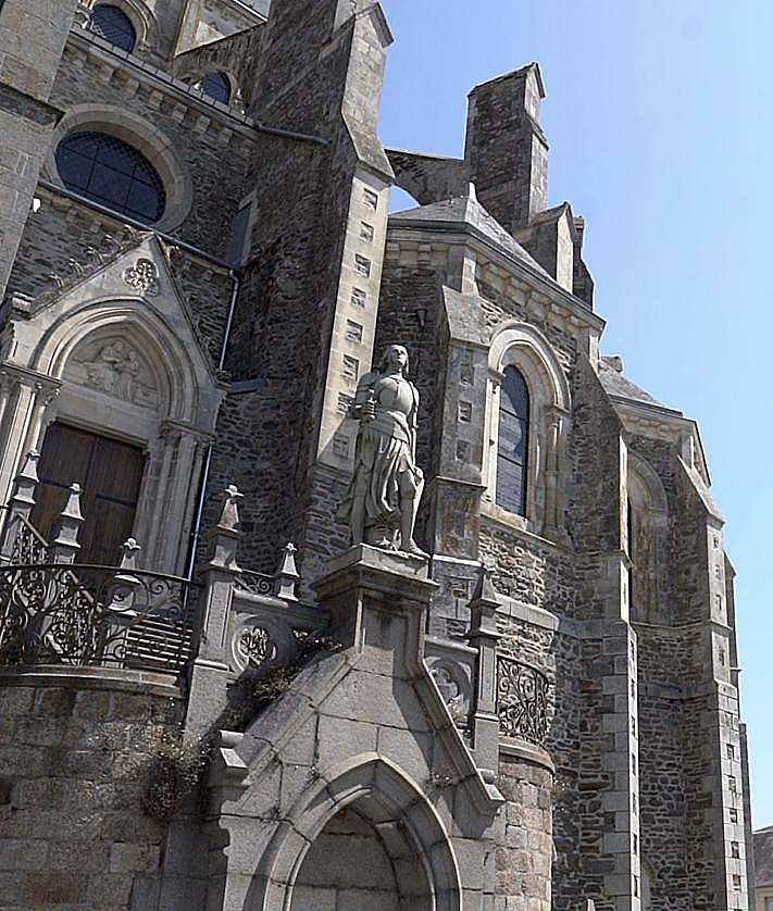 Imagen secundaria 2 - Arriba, vista panorámica del castillo de Mayenne junto al río del mismo nombre. Abajo a la izquierda, piezas de ajedrez talladas entre el siglo X y XII de la extraordinaria colección de juegos de mesa del museo. A la derecha, estatua de Juana de Arco con la basílica de Nuestra Señora de los milagros de fondo.