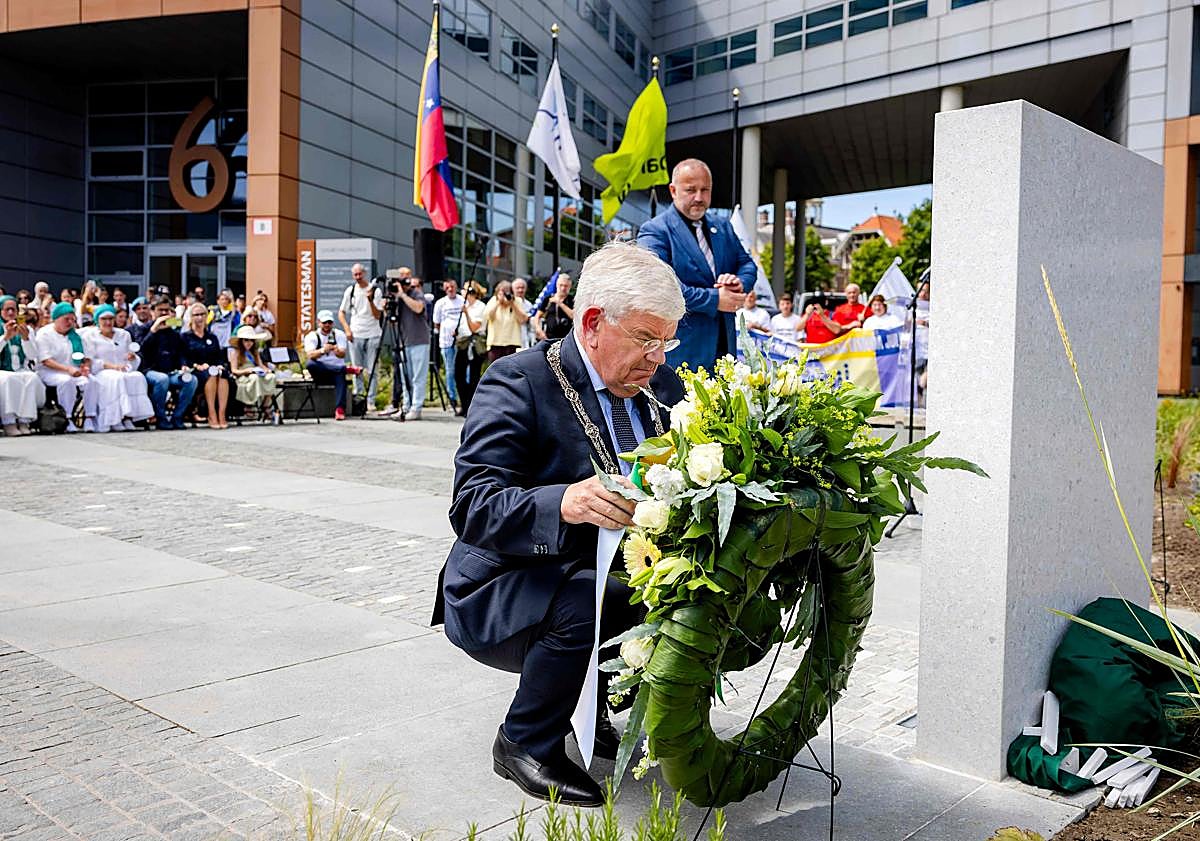 Imagen principal - Recordatorio de las víctimas en el cementerio de Potočari.