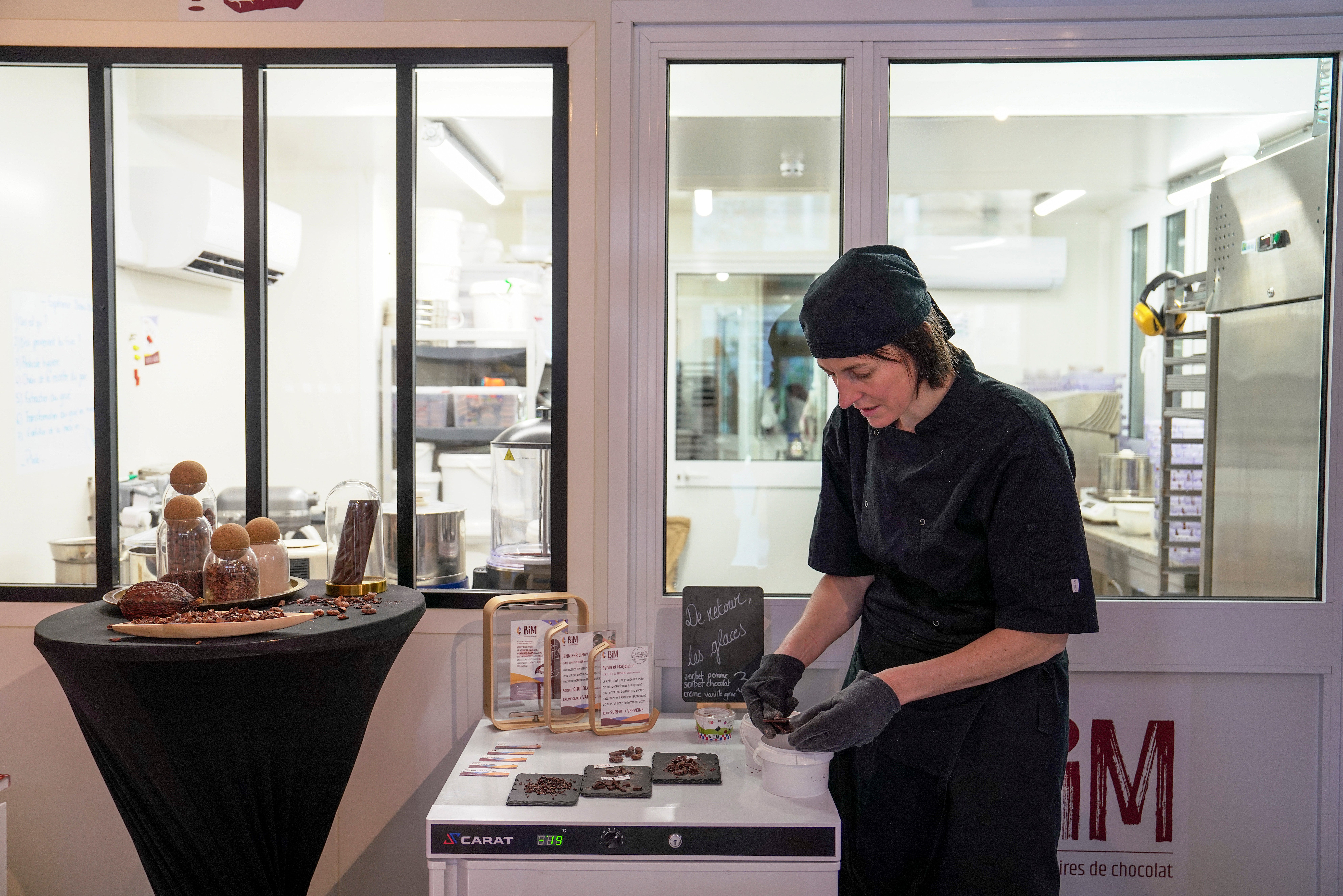 Charline Gledel, dueña de la Chocolatería artesanal Bim, en su taller durante una de las visitas donde muestra el proceso del cacao desde la plantación hasta su consumo. Sainte Suzanne, Francia.