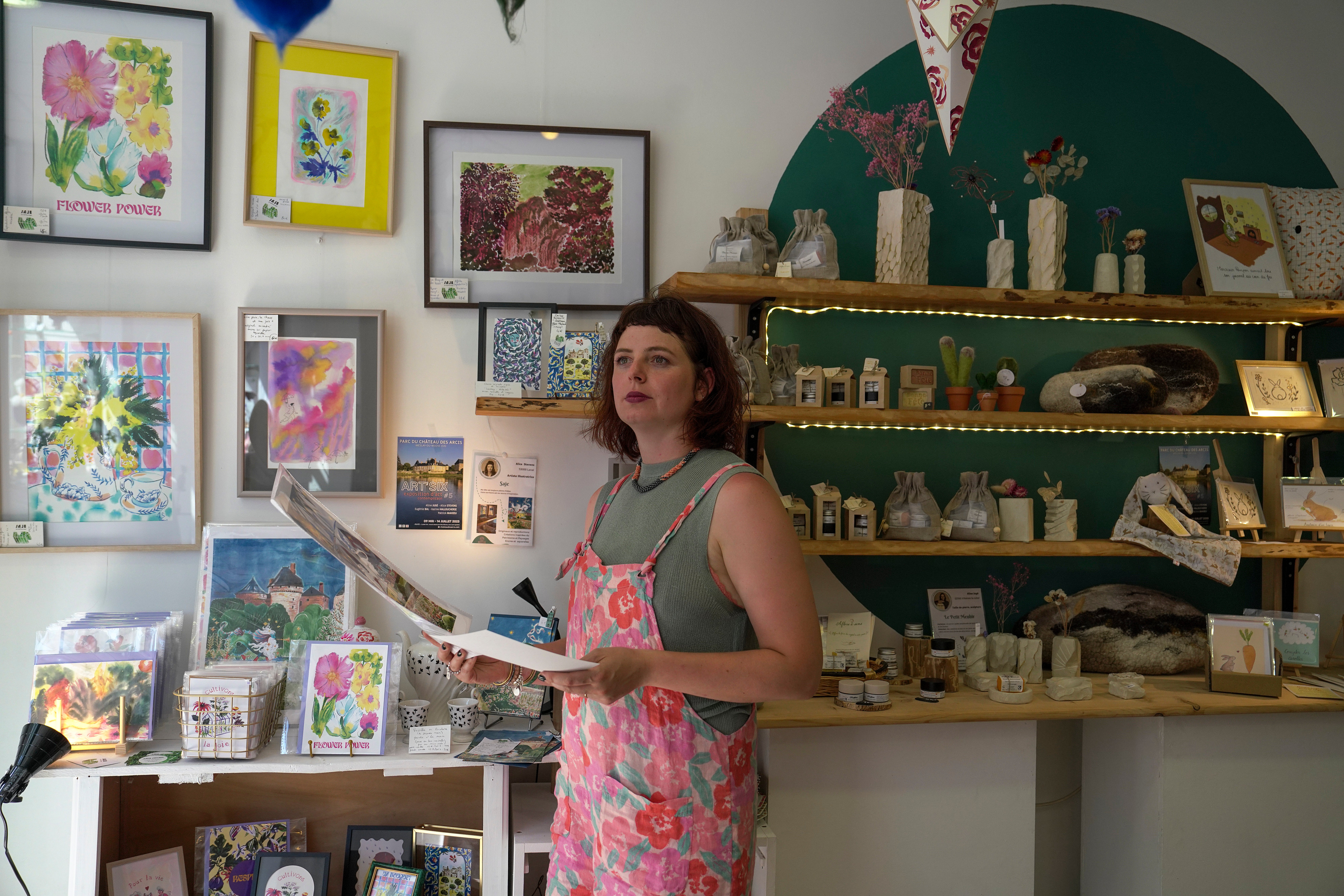 La pintora y paisajista Alice Stevens, en la tienda de productos artesanales donde muestra y vende su trabajo junto al de otros artistas en el pueblo Lassay-les-Châteaux.