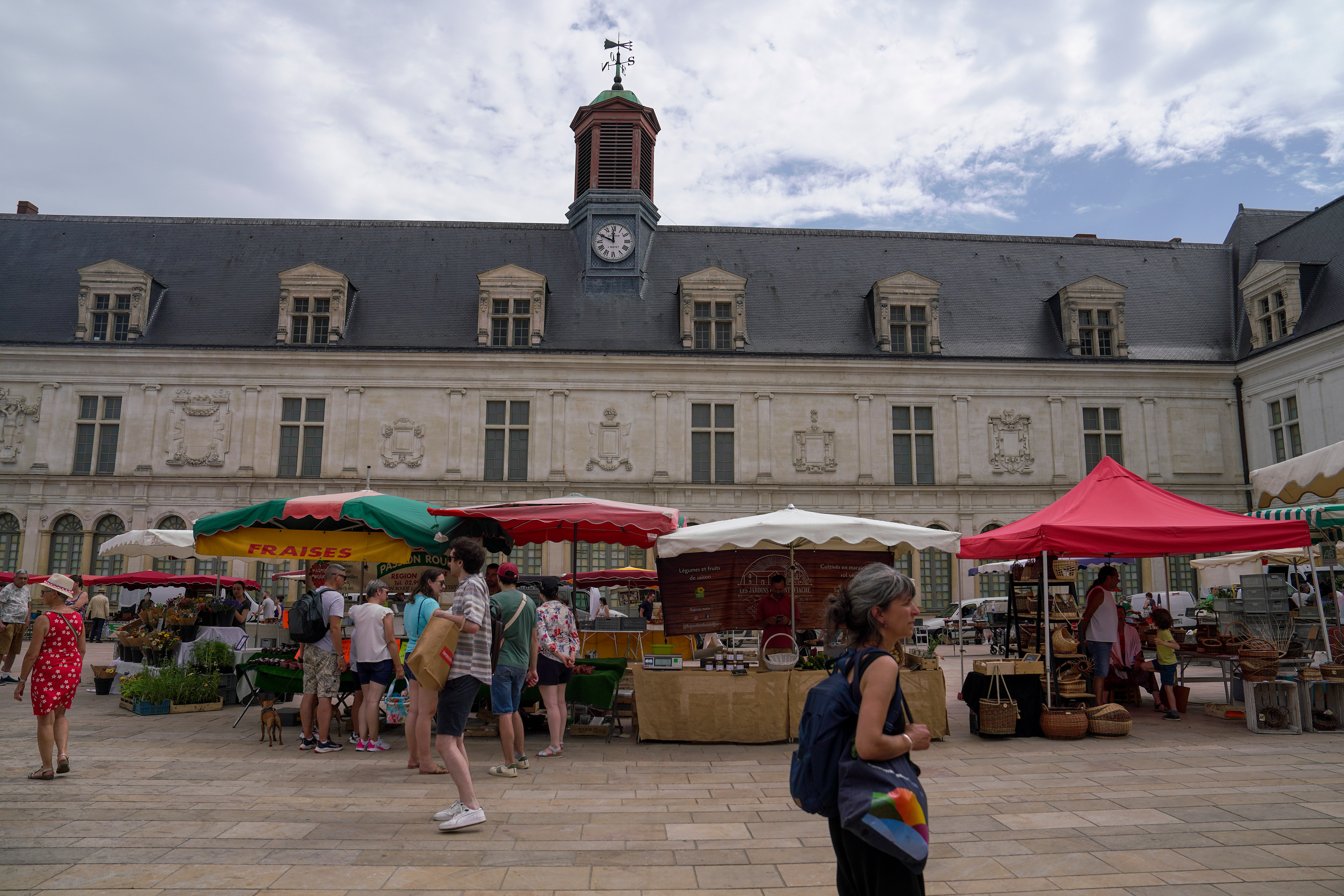 Mercado de productos artesanos y de kilometro 0 junto al castillo de Laval.