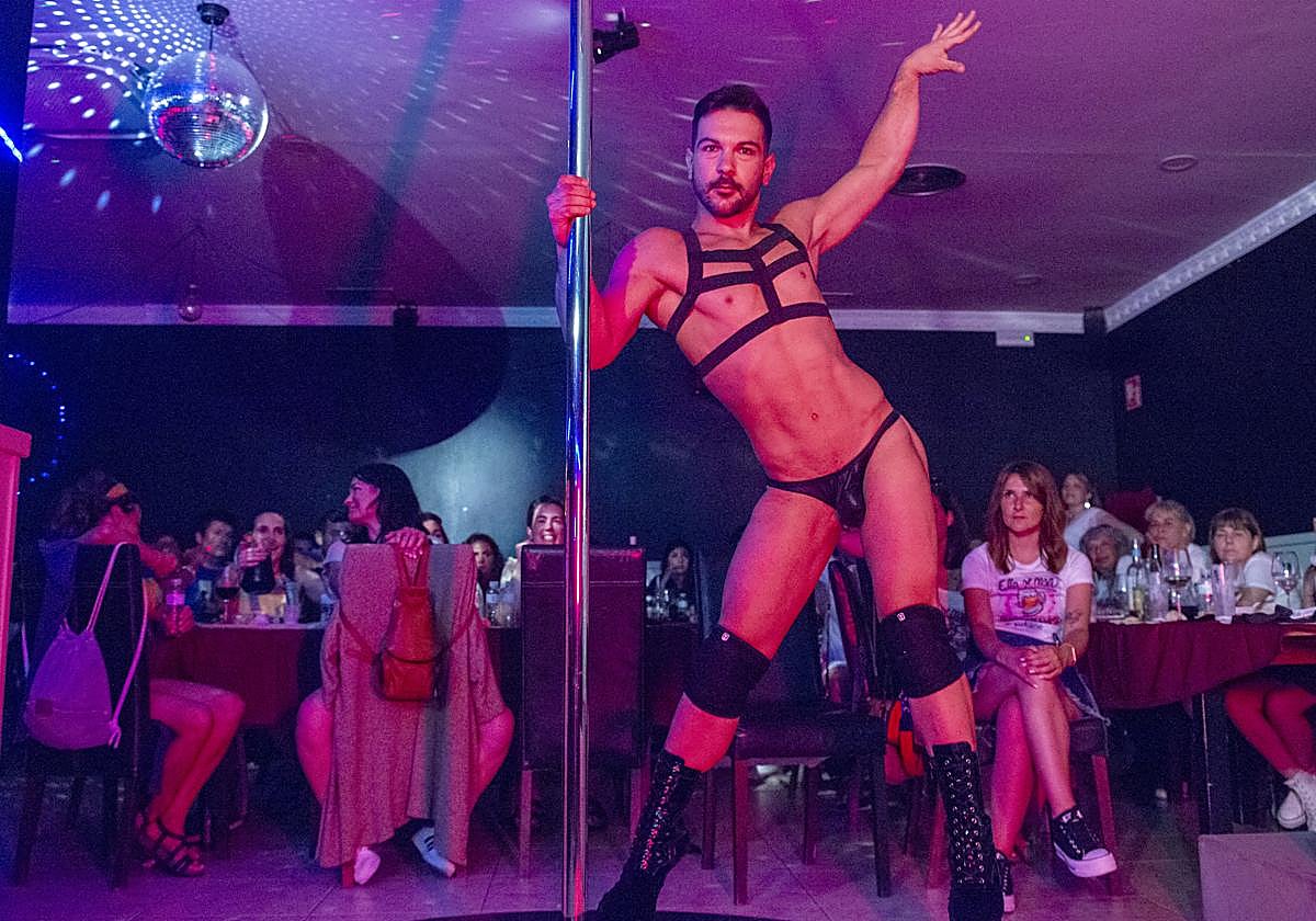 Gorka Antón, durante su espectáculo en La Tramoya de Bilbao