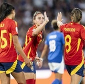 Athenea del Castillo celebra su gol con Mariona Caldentey.