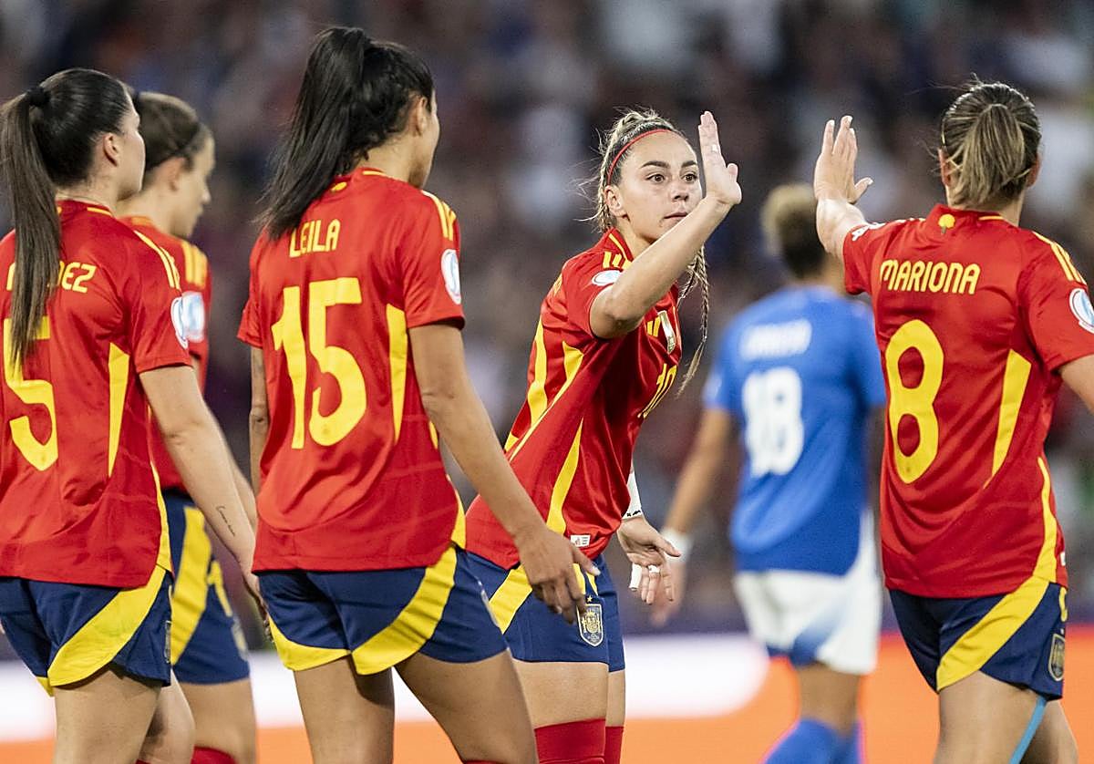 Athenea del Castillo celebra su gol con Mariona Caldentey.