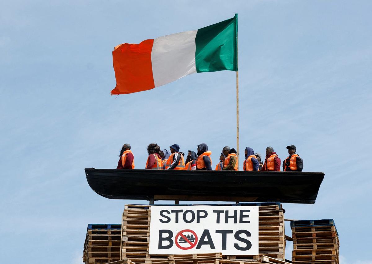 Imagen secundaria 1 - Protestantes queman la figura de una patera de migrantes en Irlanda del Norte
