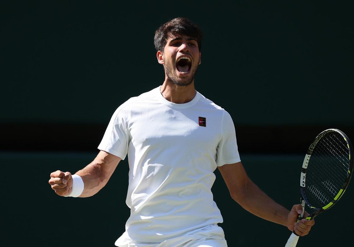 Carlos Alcaraz celebrates his victory over Taylor Fritz.