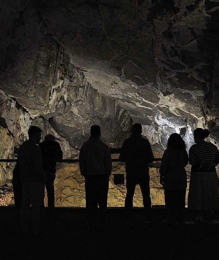 Imagen secundaria 2 - Arriba, escultura al aire libre en el pintoresco pueblo de Saint-Pierre-sur-Erve. A la izquierda, la artesana Géraldine Mézange en su taller de Lassay-les-Châteaux donde trabaja de manera artesanal el fieltro de lana. A la derecha, el interior de la cueva prehistórica de Rochefort en el valle de Saulges.