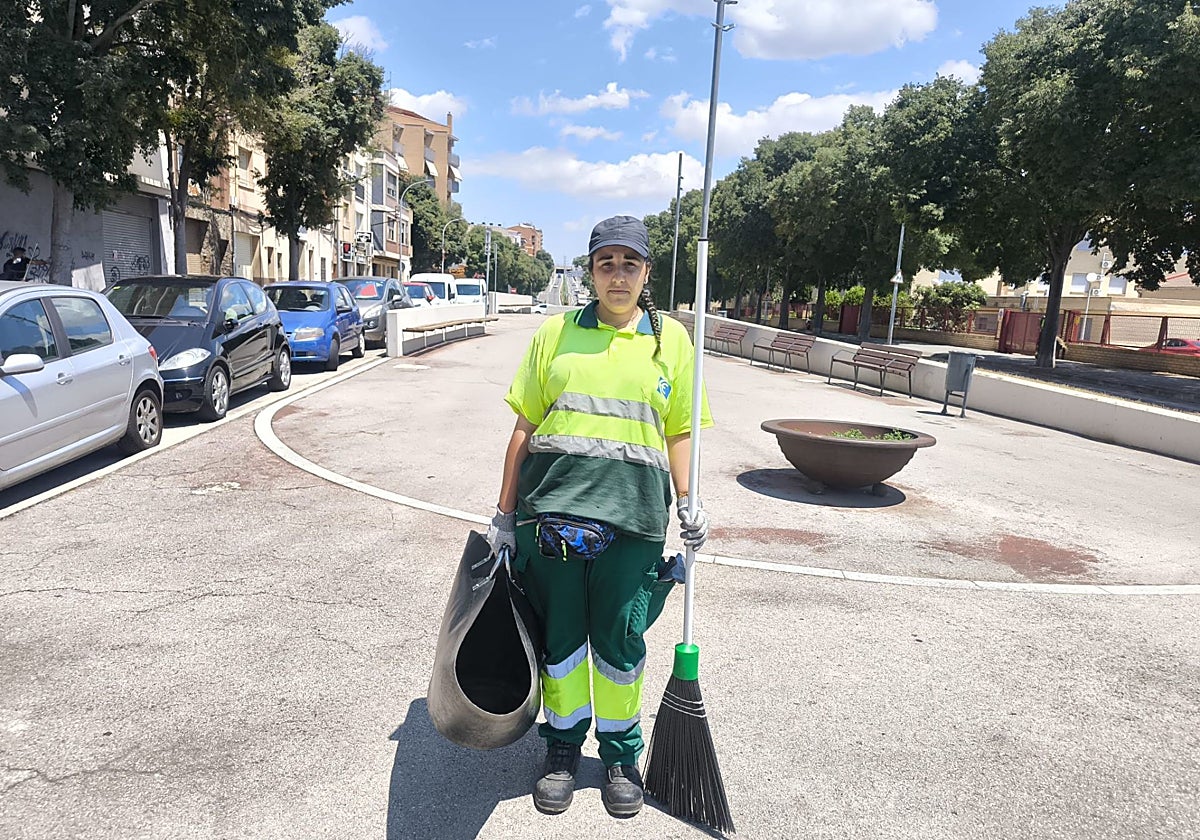 Elvira Gómez, en una calle de Tarrassa, donde trabaja a pleno sol.