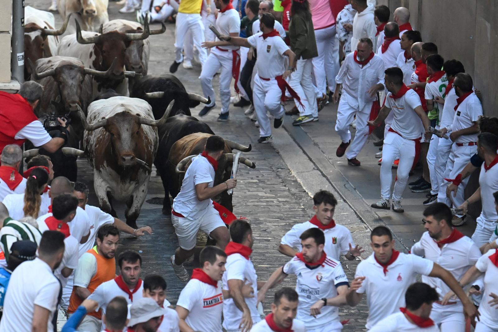 Uno de los corredores, intentando escapar de uno de los toros