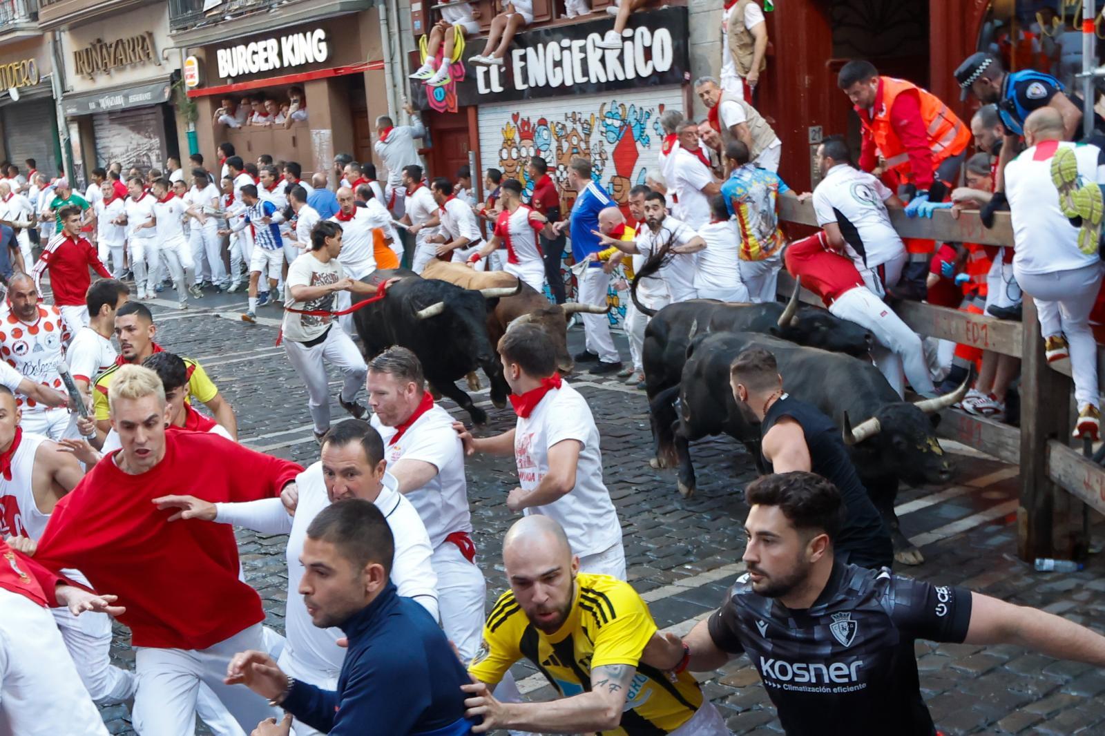 Los mozos son perseguidos por toros de la ganadería gaditana de La Palmosilla