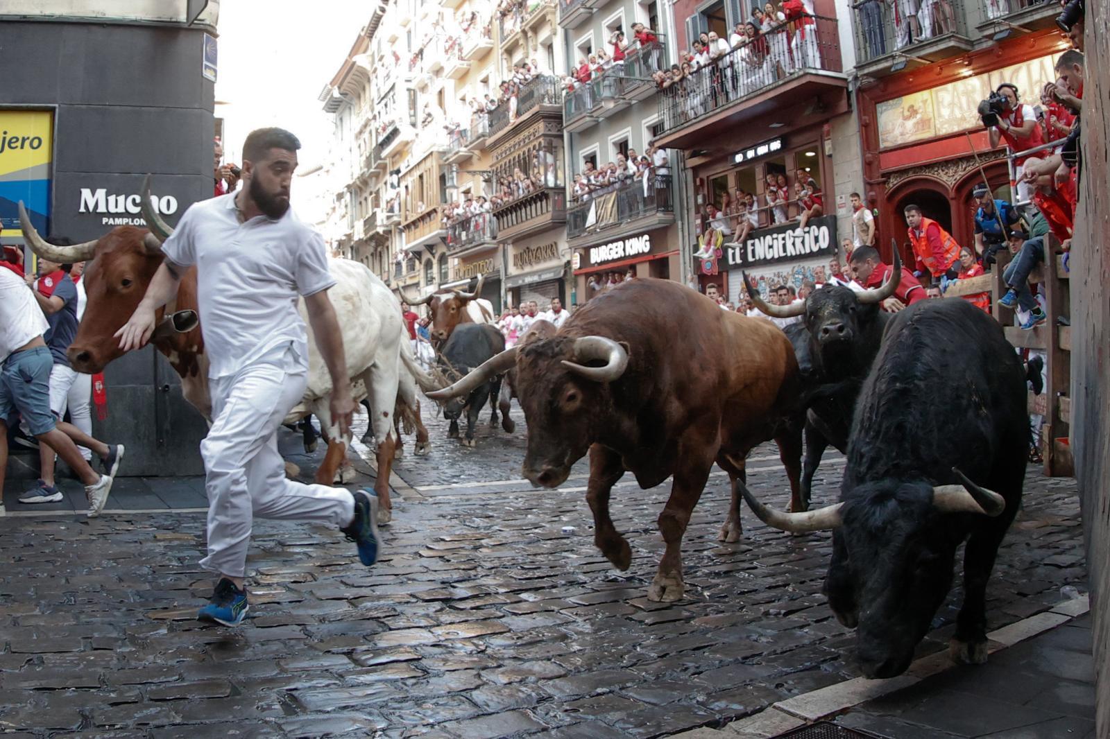 Uno de los mozos es perseguido por toros de la ganadería gaditana 