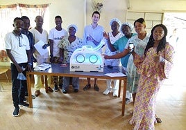 Pablo Sánchez, en el centro con una de sus incubadoras portátiles, en un hospital en Sierra Leona.