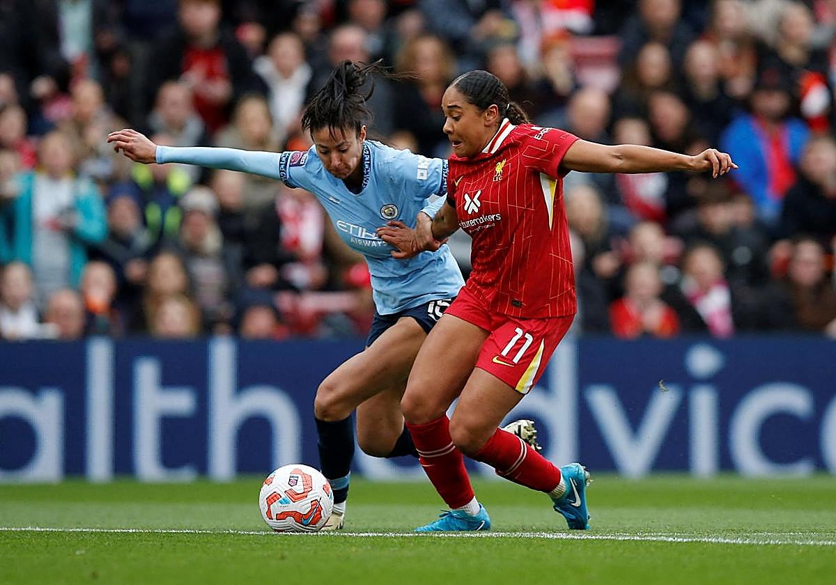 Olivia Smith disputa un balón en su duelo frente al City.