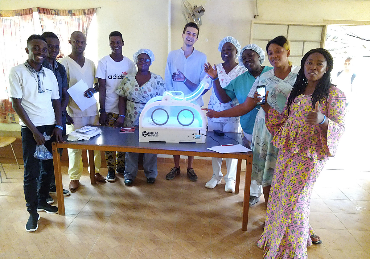 Pablo Sánchez, en el centro con una de sus incubadoras portátiles, en un hospital en Sierra Leona.