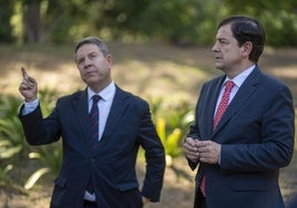 El presidente de Castilla-La Mancha, Emiliano García-Page, y el de Castilla y León, Alfonso Fernández Mañueco, el pasado 6 de junio en la Conferencia de Presidentes celebrada en Barcelona