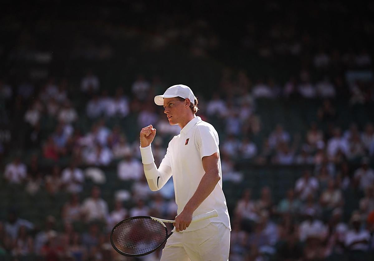 Sinner celebra su victoria ante Djokovic.