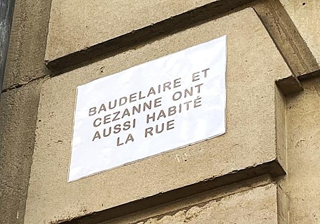Cartel en la fachada de la casa de Morrison en París.