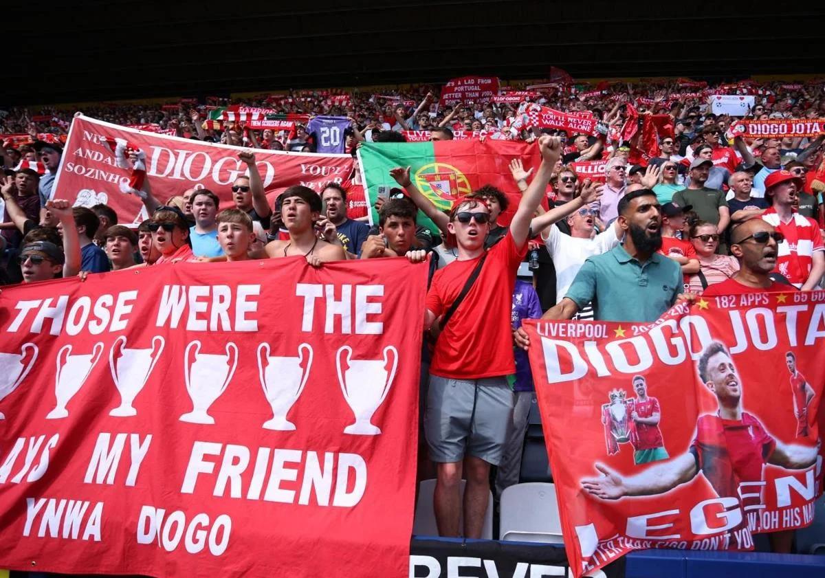 Imagen principal - Tears and Deep Emotion at Liverpool's Tribute to Diogo Jota in First Match After His Passing