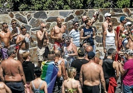 Turistas gais disfrutan de la playa de Maspalomas, en el extremo sur de Gran Canaria.