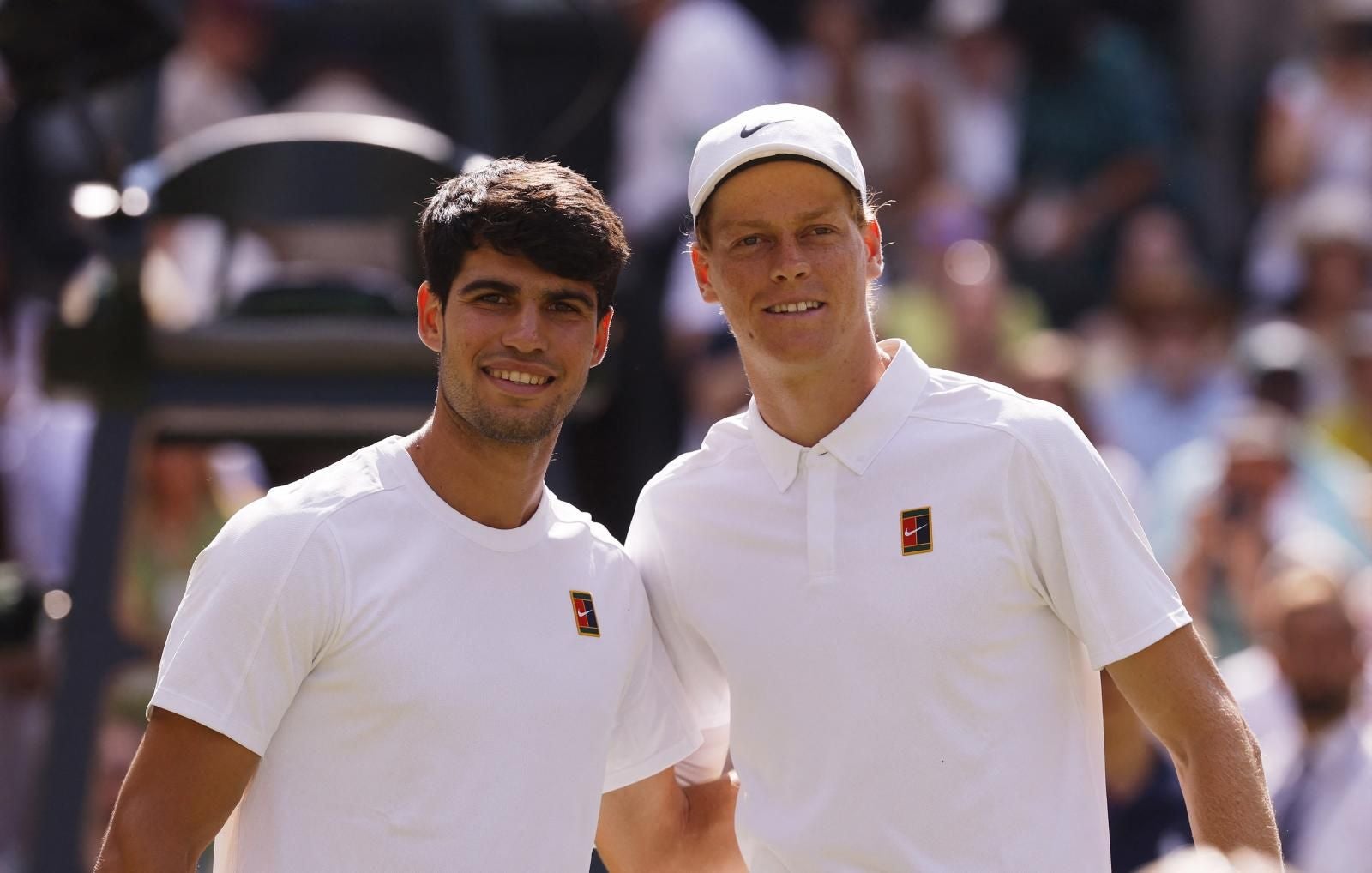 Carlos Alcaraz y Jannik Sinner se saludan antes del inicio de la final de Wimbledon disputada este domingo.