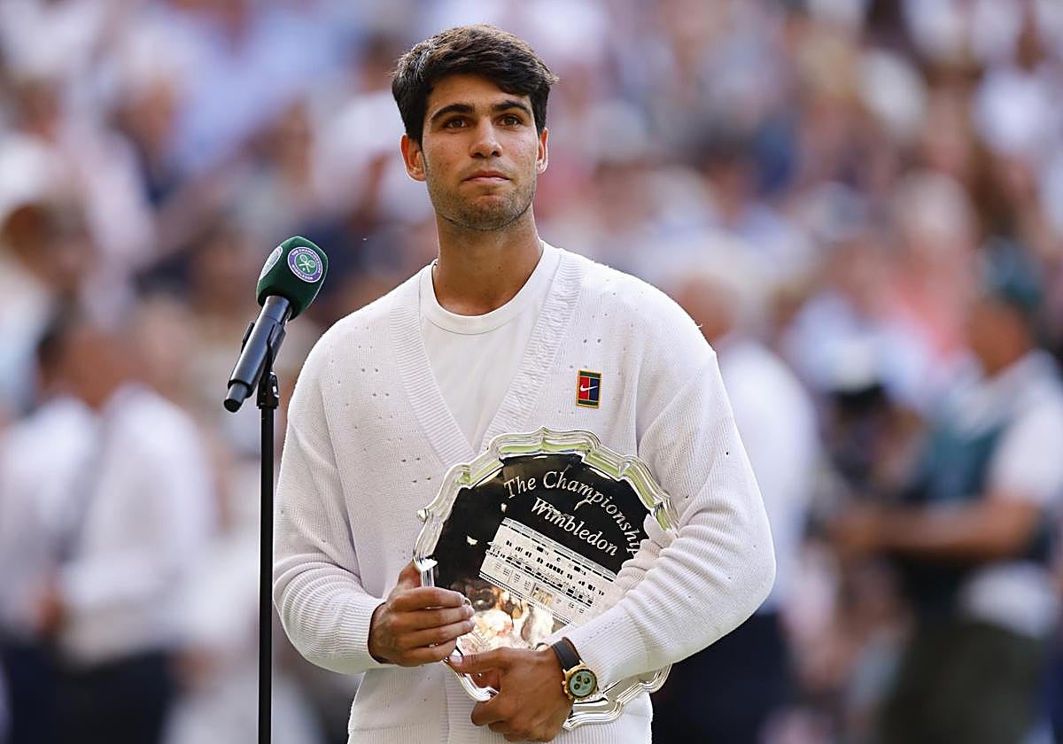 Carlos Alcaraz, tras sucumbir ante Jannik Sinner en la final de Wimbledon.