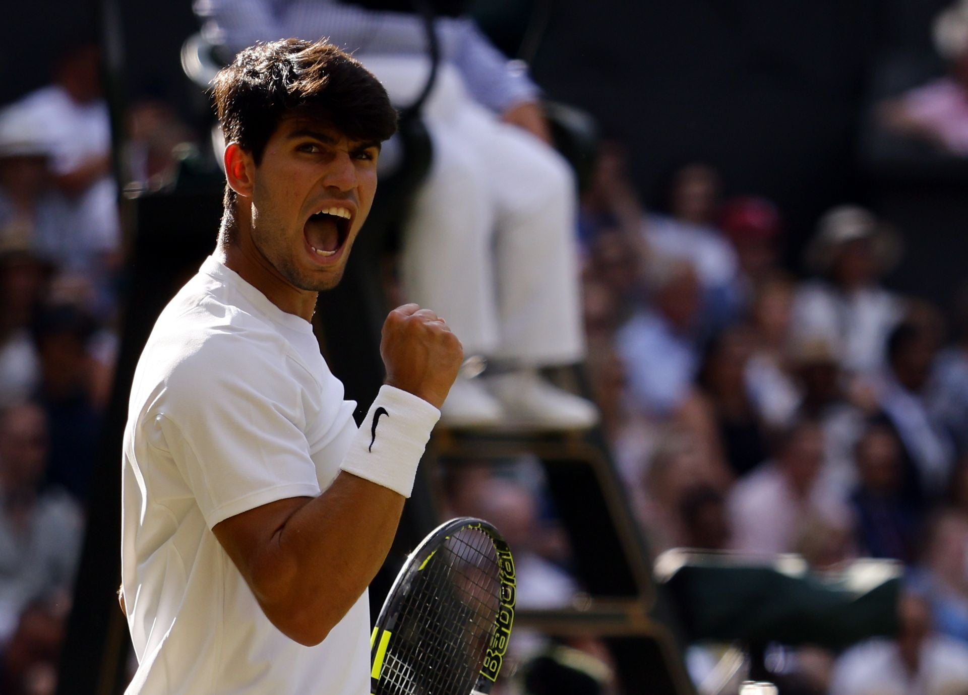 Carlos Alcaraz festeja un punto durante la final celebrada en el All England Club.