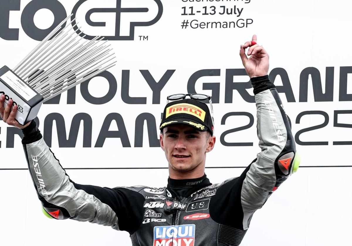 David Muñoz celebra su triunfo en Sachsenring.