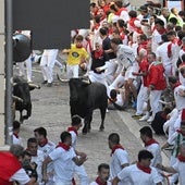 Tensión, embestidas y cuatro heridos por asta en el multitudinario encierro de La Palmosilla