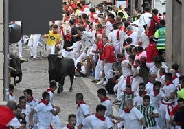 Dos toros persiguen a los corredores.