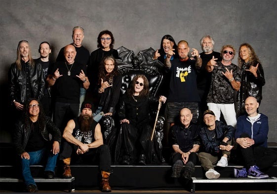 Ozzy Osbourne, que aparece en la imagen central junto a sus compañeros de Black Sabbath y varios músicos participantes en el concierto de despedida.