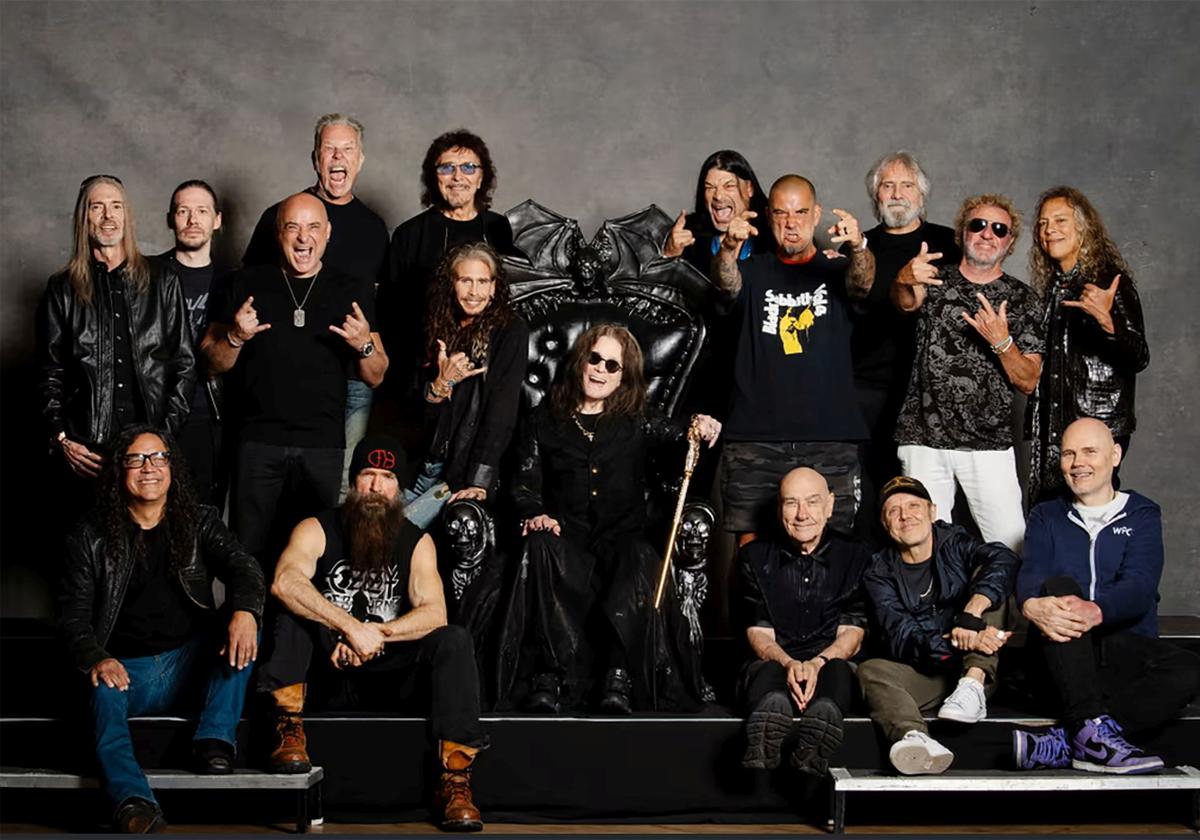 Ozzy Osbourne, que aparece en la imagen central junto a sus compañeros de Black Sabbath y varios músicos participantes en el concierto de despedida.
