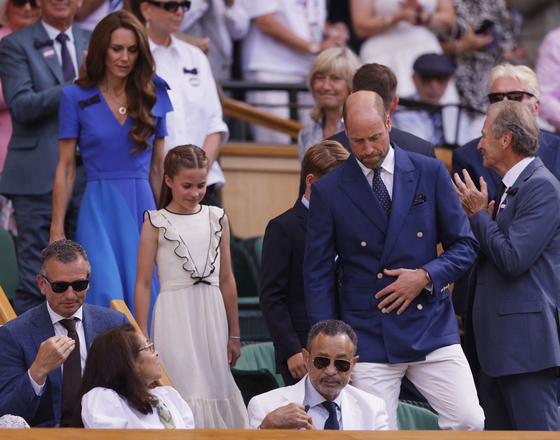 El principe Guillermo, heredero al trono británico, y su esposa, la princesa Catalina, se disponen a ocupar sus asientos para presenciar el partido.