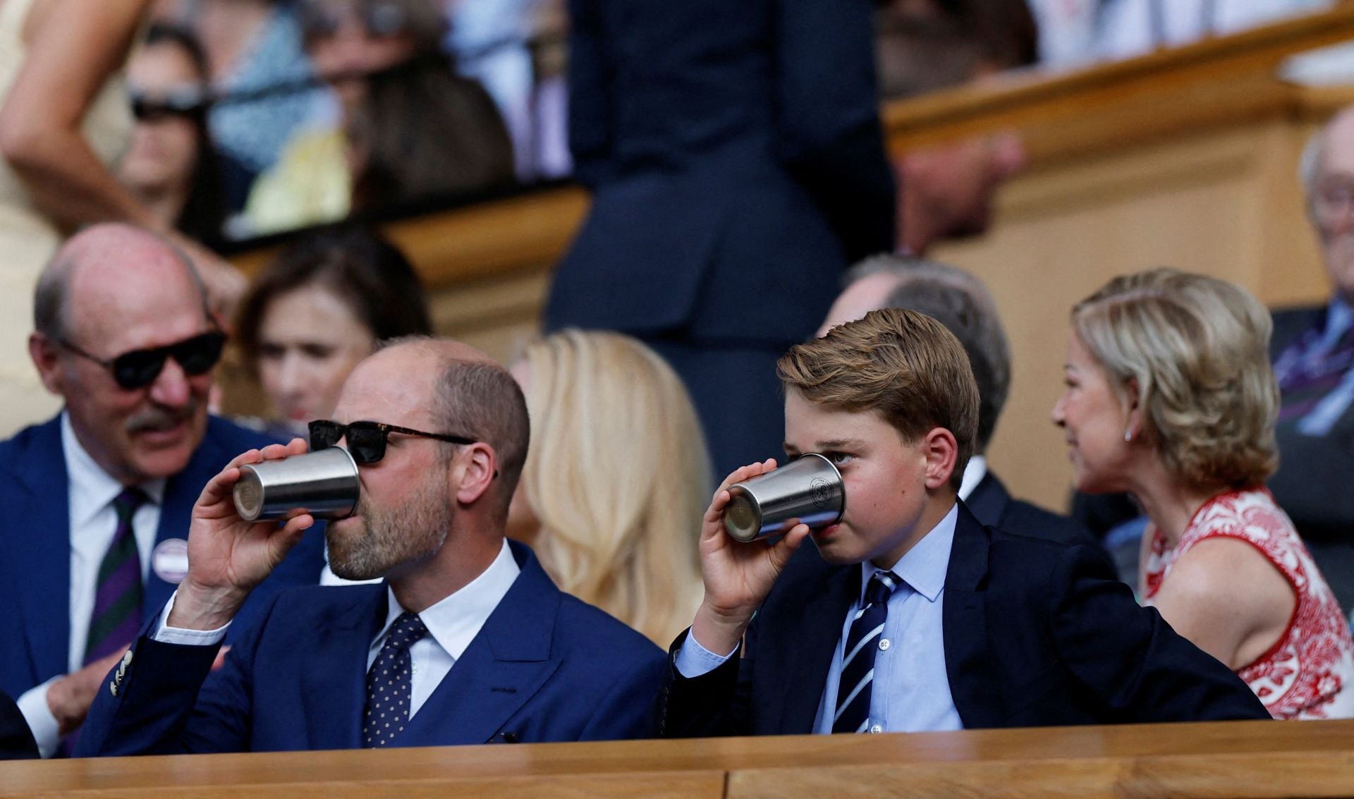 El príncipe Guillermo y su hijo combaten el calor tomando una bebida mientras asisten al partido entre Carlos Alcaraz y Jannik Sinner.