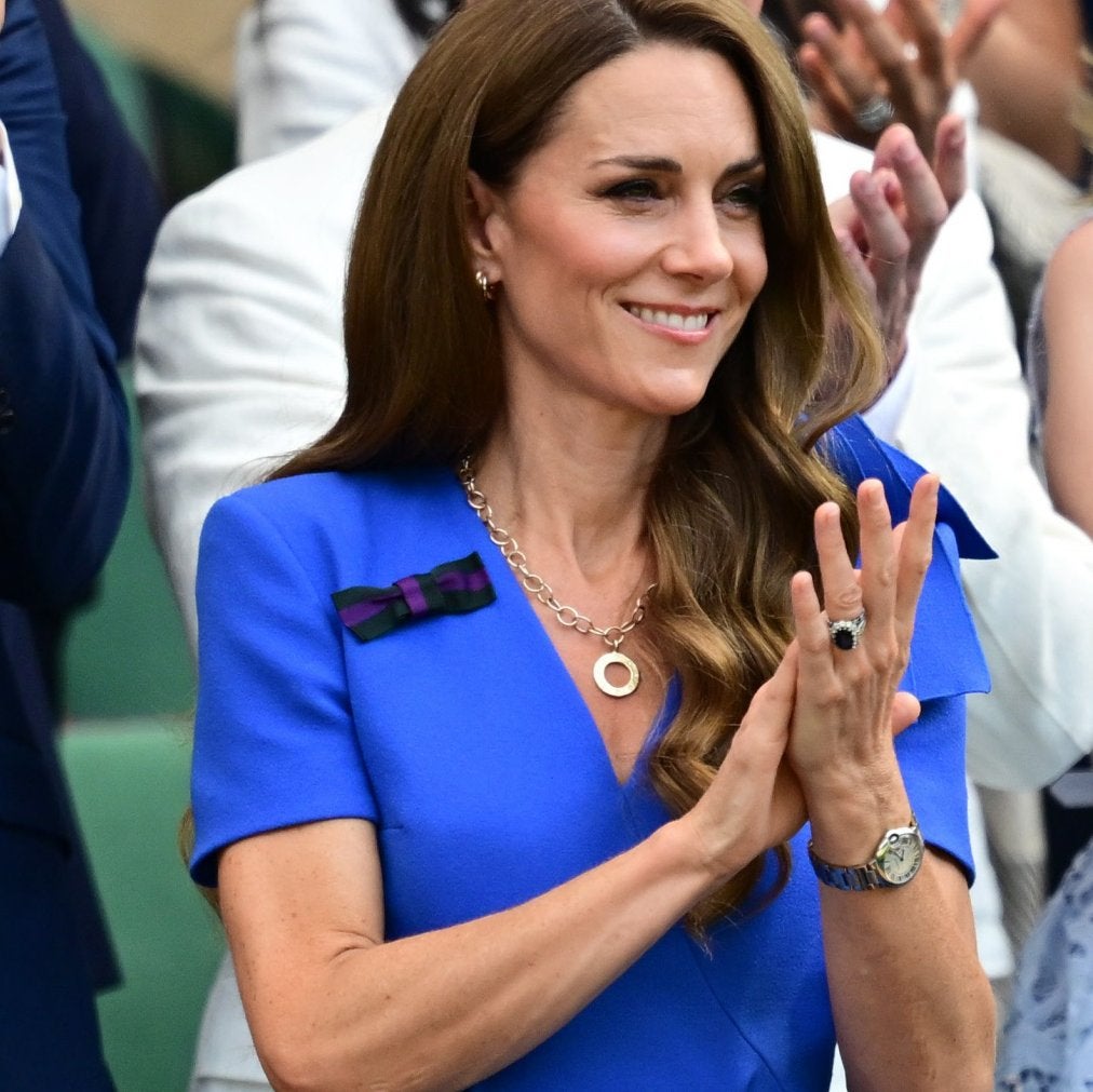 Kate Middleton impacta en su segundo día en Wimbledon con un precioso vestido azul y un colgante de diamantes muy original