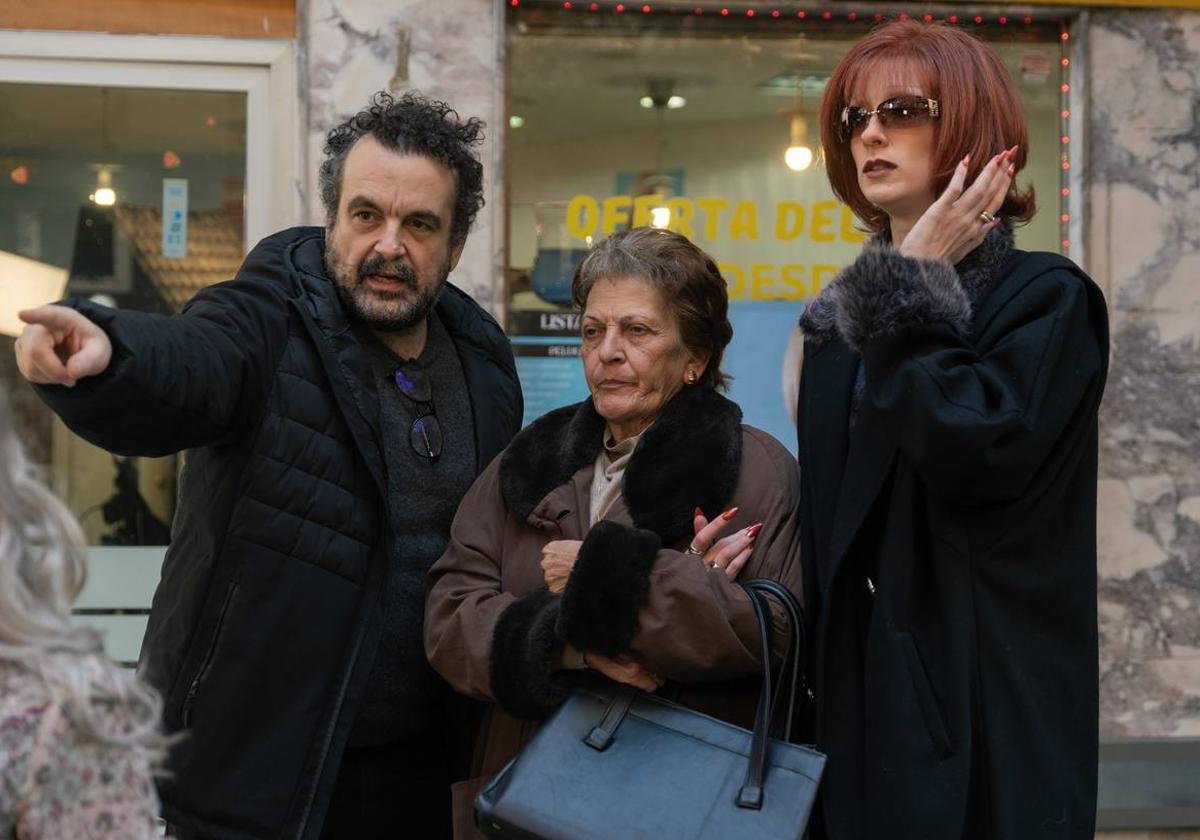 Nacho Vigalondo junto a Rocío Ibáñez e Ingrid García-Jonsson en el rodaje de 'Superestar'.