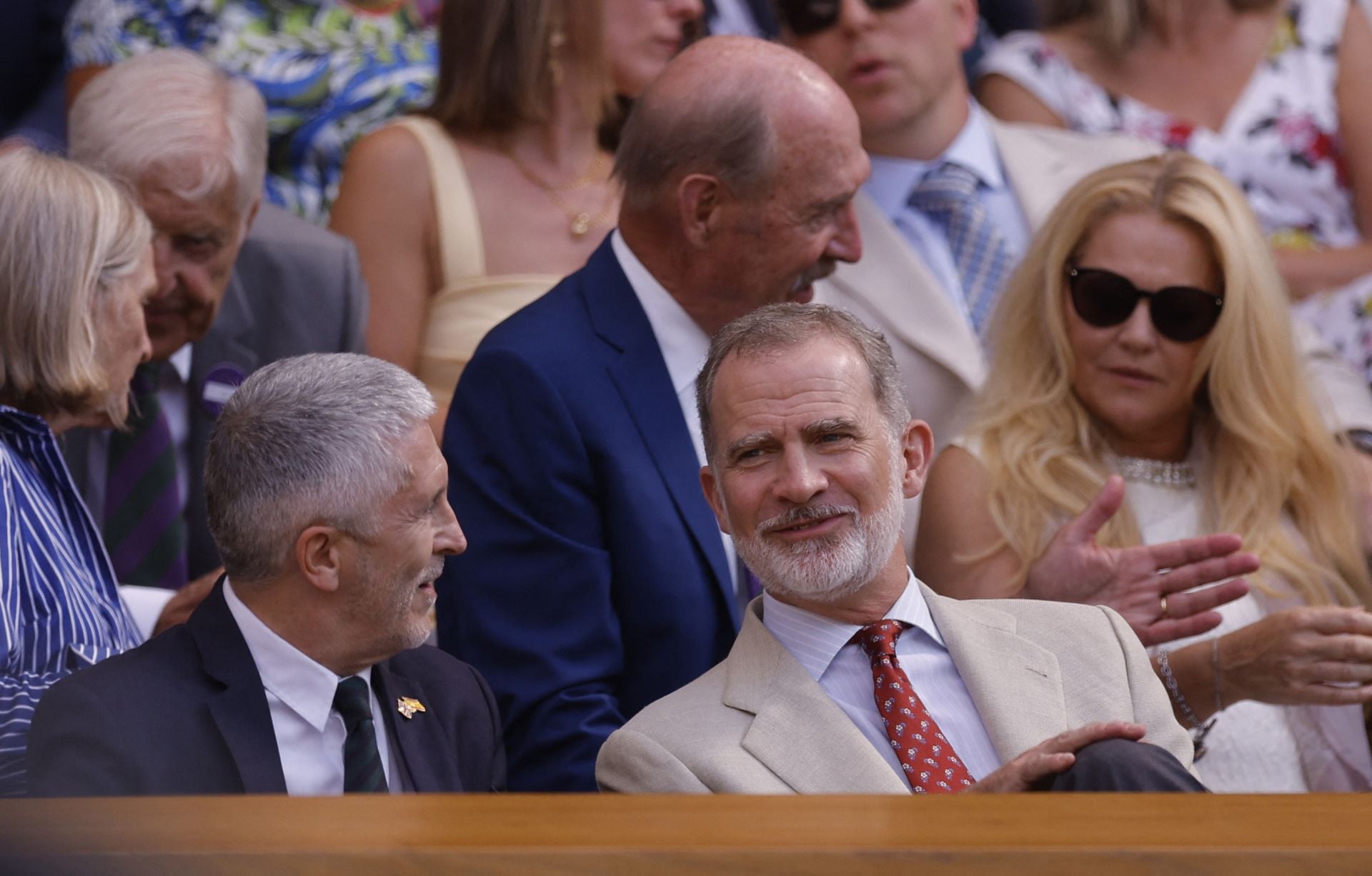 El Rey Felipe VI y el ministro del Interior español, Fernando Grande-Marlaska, presenciando el partido en Londres.