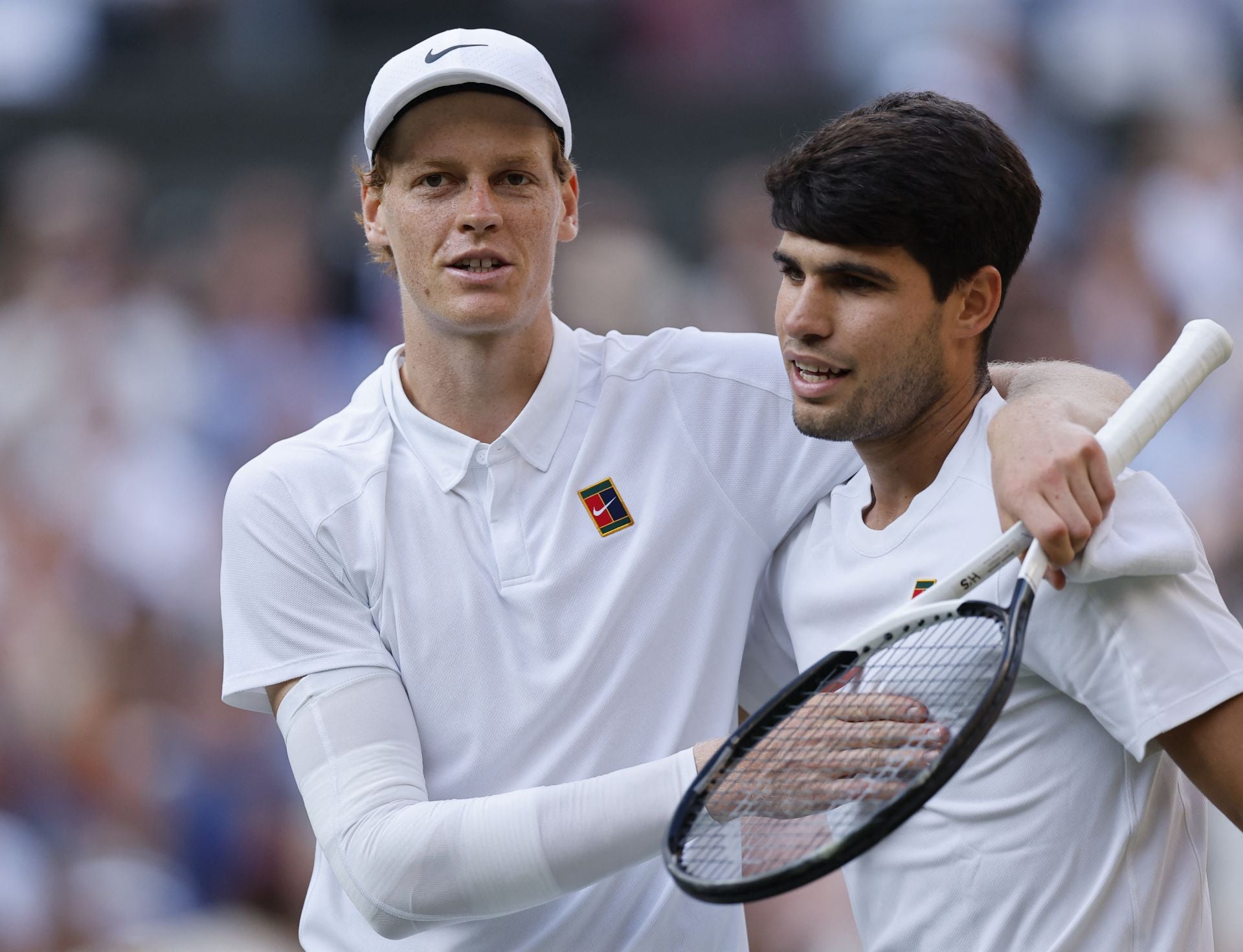 Culminada la refriega, los dos grandes rivales generacionales se abrazan en la pista central del All England Club.