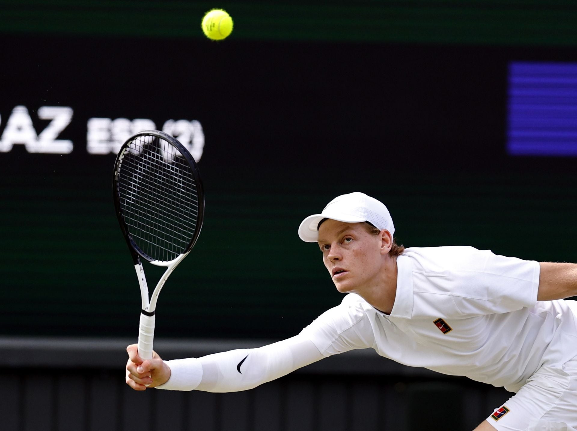 Jannik Sinner se estira para tratar de devolver una bola al inicio del choque.