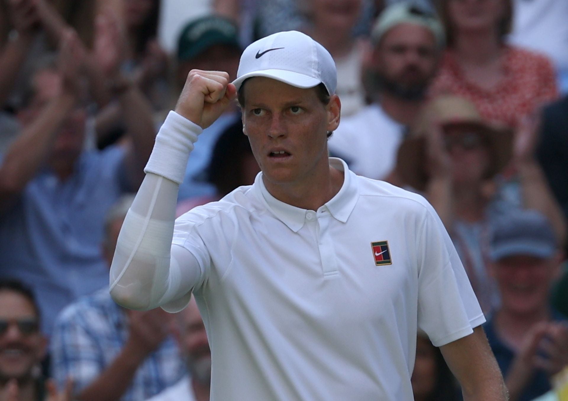 Tras perder el primer set ante Carlos Alcaraz, Jannik Sinner reaccionó adjudicándose la victoria en la segunda manga.