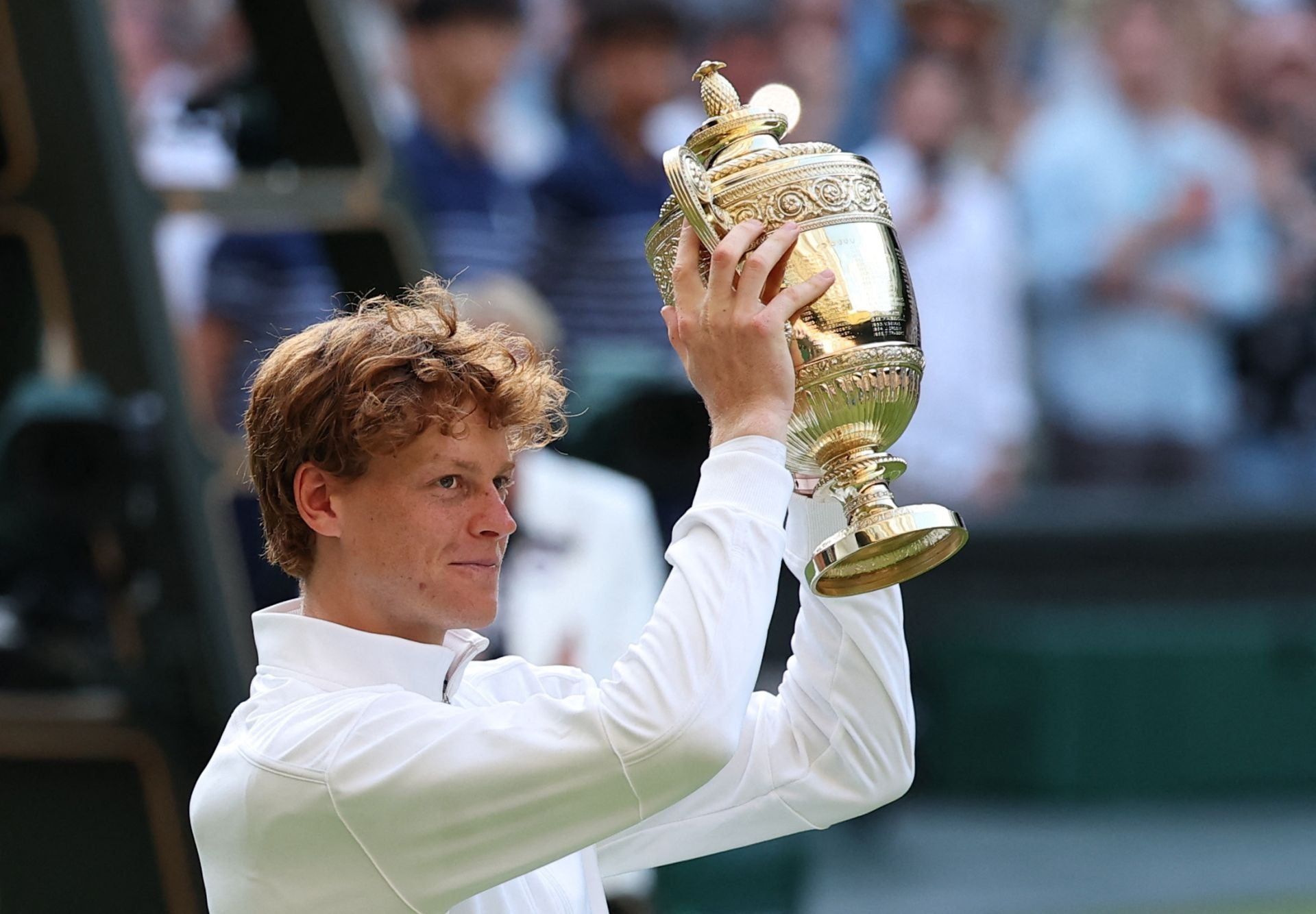 Jannik Sinner levanta el trofeo que le acredita como campeón de Wimbledon.